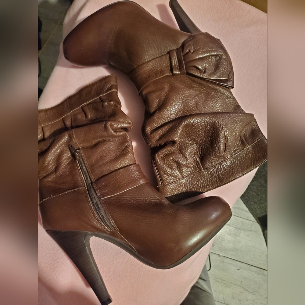 Gianna Binni brown round toe with bow on each side size 6.5